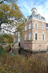 <p>Op de zuidwestelijke hoek van het kasteel laat Joost van Heeckeren in 1572 een vierkante paviljoentoren in renaissance stijl bouwen. </p>
